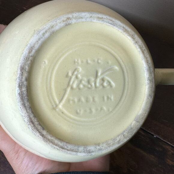 Vintage FiestaWare Pale Yellow 2 Pint Ring Handled Pitcher Jug HLC 1937-1951 - Picture 2 of 7